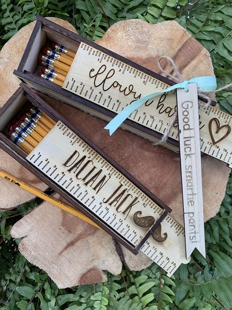 Send your kid back to school in style. These adorable pencil boxes are the way to do it! They are laser cut with their name and 6 inch ruler engraved on the top lid. The lid slides in and out to be able to put their pencils, pens, erasers, etc. They measure 1 3/4” tall, 2 1/4” deep and 8 1/4” long. Our pencil box comes with 6 engraved personalized pencils. Laser Engraved Pencils, Cnc Laser Ideas, Personalized Pencil Boxes, Laser Cut Wood Jewelry, Wooden Pencil Box, Engraved Pencils, Wood Laser Ideas, Diy Laser Cut, Teacher Holiday Gifts