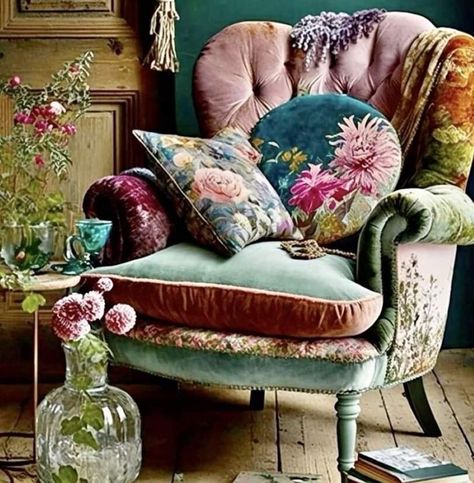 Junk Garden, Organized Clutter, Deco Studio, Funky Furniture, Redo Furniture, Beautiful Furniture, Dream House Decor, Upholstered Furniture, Sitting Room