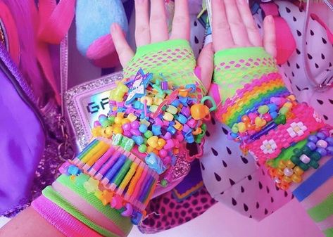 oooo i wanna learn how to make kandi Harajuku Decora, Pulseras Kandi, Kandi Inspo, Diy Kandi Bracelets, Diy Kandi, Kandi Kid, Kandi Ideas, Kandi Patterns, Rainbow Outfit