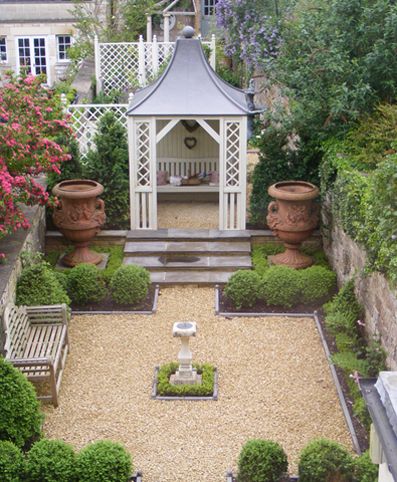 Georgian Terraced House ~ I Simply Love This <3 Georgian Courtyard, Georgian Porch, Narrow Gardens, Georgian Garden, Box Hedges, Dreamy Gardens, Gardens Backyard, Garden Topiary, Town Garden