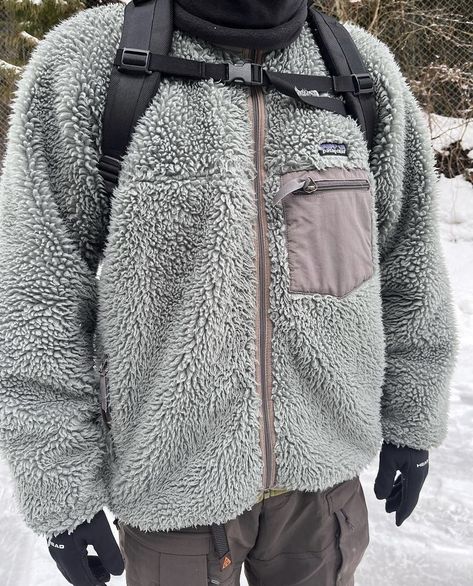 Gorpcore Fleece Outfit, Patagonia Fleece Outfit Men, Fleece Jacket Outfit Men, Patagonia Outfit Mens, Patagonia Fleece Outfit, Winter Fashion For Men, Gorpcore Fleece, Fleece Streetwear, Fleece Jacket Outfit