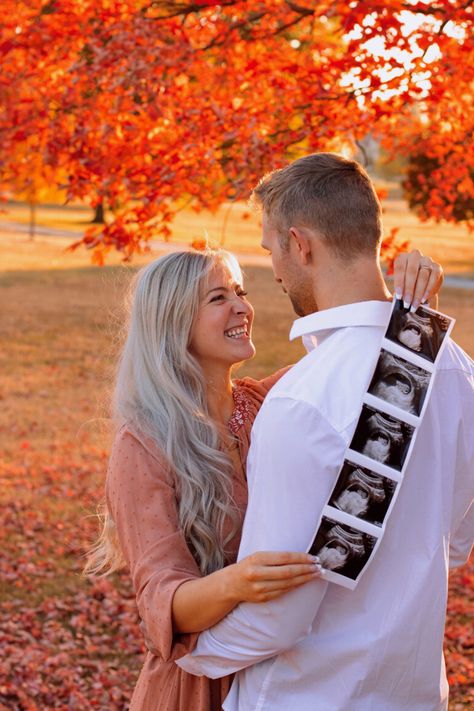 Fall Pregnancy, Fall Pregnancy Announcement, Announcement Ideas, Fall Maternity, Baby Things, Pregnancy Announcement, Couple Photos