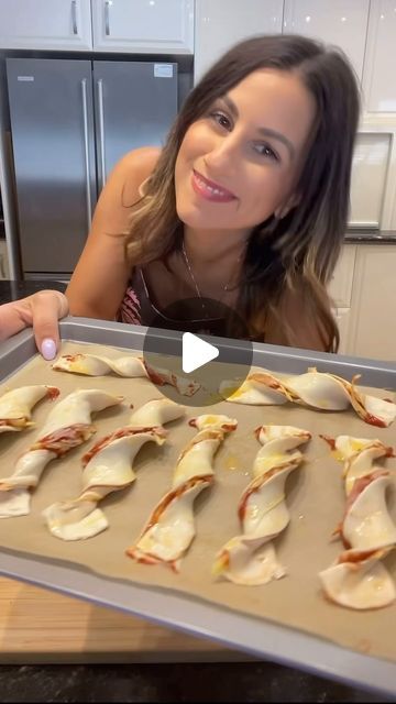 Emily Christos | Perth mum | Easy Recipes and Platters on Instagram: "Pizza twist @foodplattermum style 🫶🏼

Let’s do this:
- Puff pastry
- Pizza sauce
- Ham
- Grated cheese
Twist and brush with egg.
200degrees for 20 mins.

#familyrecipe #easysnacks #snacks #kidsfood #perthmums #kidssnacks #aussiemum #perthmum #trendingfood #schoollunchbox #lunchbox #lunchboxideas #dorsogna #funfood
#hamandcheese #lunchboxideas #lunchbox #schoollunchbox #easysnack #easvlunch #easymeals #tussyeaters #airfryerrecipes
#foodhack #food52 #puffpastry #airfryer #easvrecepies #lunchboxideas #kidsfood #aussiemums #melbournefoodie #brisbanefoodie #perthfoodie #sydneyfoodie" Cheese And Ham Platter, Salmon Meatballs, Easy Puff Pastry Recipe, Pizza Twists, Puff Pastry Twists, Puff Pastry Pizza, Savoury Treats, Pastry Pizza, Ham And Cheese Pinwheels