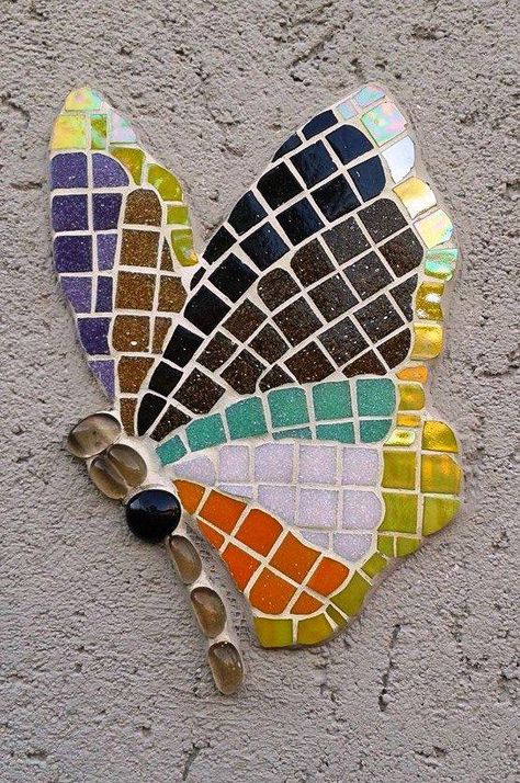 Mosaic Butterfly, Easy Mosaic, Mosaic Tiles Crafts, Butterfly Mosaic, Mosaic Art Diy, Mosaic Animals, Afrique Art, Abstract Art Painting Techniques, Mosaic Garden Art