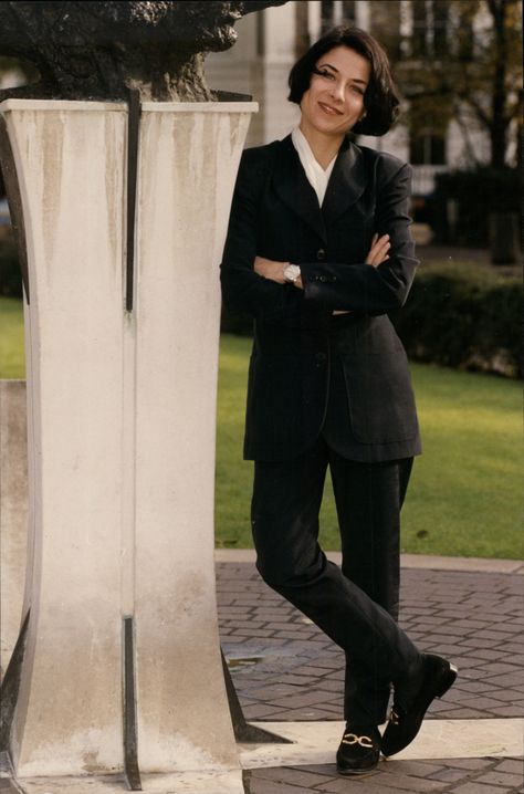 Donna Tartt’s Menswear-Inspired Style: A Primer. Tartt has been known to favor tailored suits and trenches, cites Harold from Harold and Maude as her style inspiration, and is often photographed in blouses under conservative suits, loud socks, and loafers with a sharp bob. Unreliable Narrator, Candace Bushnell, Donna Tartt, Tribeca Film Festival, Women Writers, History Fashion, October 27, The Secret History, Tailored Suits