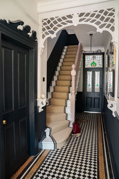 9 simple wall paint ideas that will transform your interior on a budget Edwardian Hallway, Checkered Floor, Victorian House Interiors, Victorian Hallway, Hallway Colours, Tiled Hallway, Hallway Inspiration, Hallway Flooring, Edwardian House