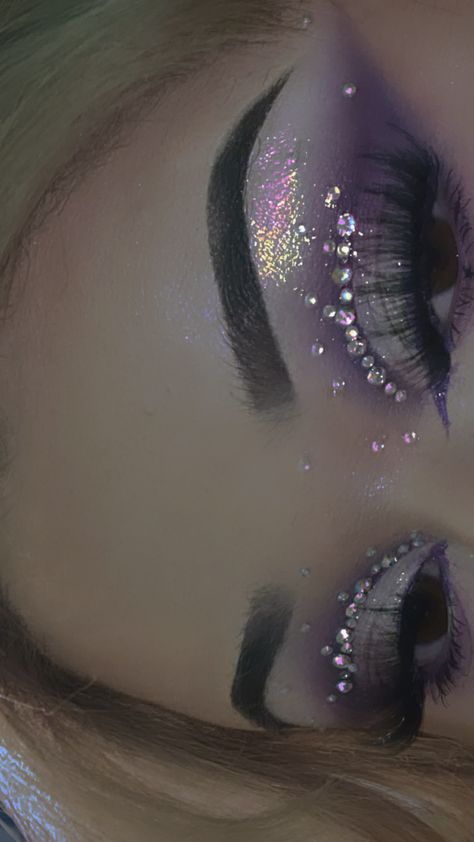 Purple Crease Eyeshadow, Gem Wing Makeup, Pink Rave Makeup Looks, Royal Purple Makeup, Majestic Makeup Looks, Purple Glam Eyeshadow, Purple Eye Makeup With Gems, Quinceañera Makeup Ideas Purple, Eye Makeup Inspo Eyeshadows