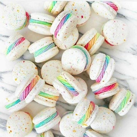 rainbow-unicorn-macarons Gökkuşaği Pasta, Unicorn Macarons, Cercei Din Lut Polimeric, Kue Macaroon, Unicorn Desserts, Pastel Cupcakes, Macaron Cookies, Macaroon Recipes, Rainbow Food