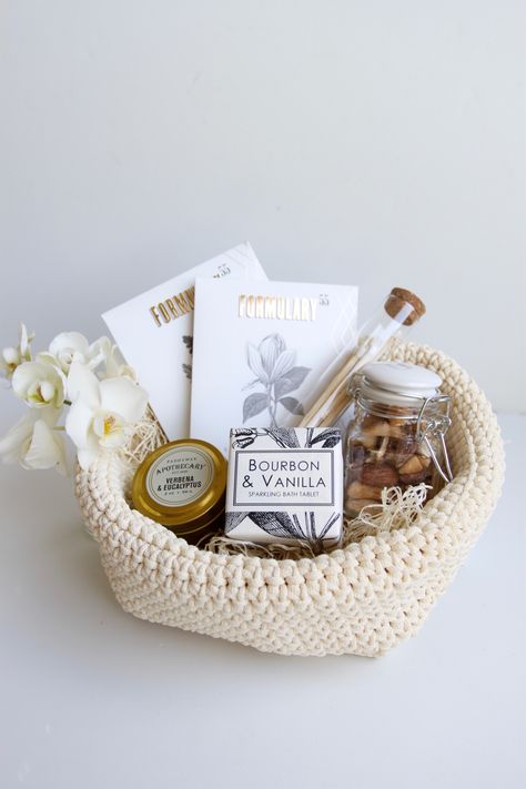 Basket Hampers Ideas, Hotel Gift Basket Ideas, Welcome Kit Ideas, Airbnb Welcome Basket, Welcome Amenities, Realtor Client Gifts, Luxury Box Packaging, Creative Gift Baskets, Welcome Basket