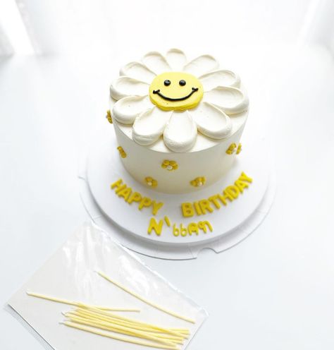 Edible art of patisserie on Instagram: “1 pound buttercream cake” Flower Buttercream, Small Birthday Cakes, Petal Cake, Daisy Cakes, Buttercream Flower Cake, Birthday Cake With Flowers, Egg Cake, Wilton Cakes, 1st Birthday Cake