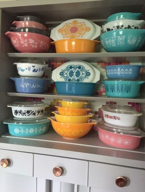 Vintage Pyrex Collection, Pyrex Display, Vintage Pyrex Dishes, Pyrex Patterns, Pyrex Collection, Vintage Dishware, Travel Architecture, Pyrex Bowls, Vintage Kitchenware