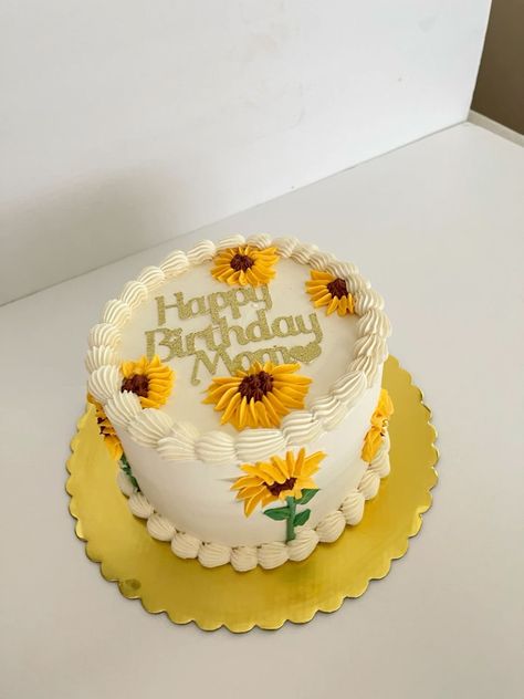 Cakes For Moms, Cake Designs For Mom Birthday, Birthday Cake Sunflower, Sunflower Cake Ideas, Sunflower Cake Birthday, Sunflower Cake Design, Sunflower Birthday Cakes, 19th Bday, Flower Cake Design