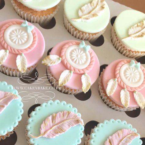 Boho cupcakes Bohemian Cupcakes Ideas, Boho Theme Cupcakes, Bohemian Cupcakes, Anna Cupcakes, Boho Cupcakes, Dream Catcher Cake, Bohemian Cake, Deserts Cupcakes, Third Birthday Girl