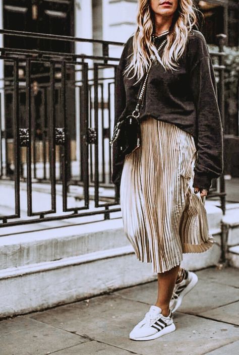 Rok Outfit, Womens Black Sweater, Skirt Diy, Street Style Fall Outfits, Skirt And Sneakers, Fall Inspiration, Looks Street Style, Sneakers Outfit, Lifestyle Fashion