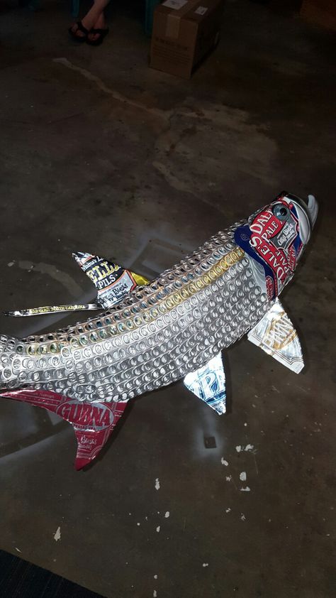 Beer can fins and gills.  Can tab scales. Beer Can Crafts Ideas, Can Tab Art, Beer Cans Crafts Ideas, Beer Cap Projects, Coke Can Crafts, Beer Can Art, Beer Crafts, Pop Can Crafts, Soda Can Crafts