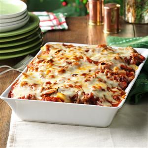 Potluck Sausage Casserole Recipe -Whenever my husband digs in to this pasta casserole full of Italian sausage and veggies, he gets a big smile on his face. I love that! —Jane Davis, Marion, Indiana Christmas Casseroles, Sausage Casserole Recipes, Christmas Casserole, Pasta Casserole Recipes, Sausage Casserole, Wrapping Presents, Pasta Casserole, Pot Luck, Japanese Recipes