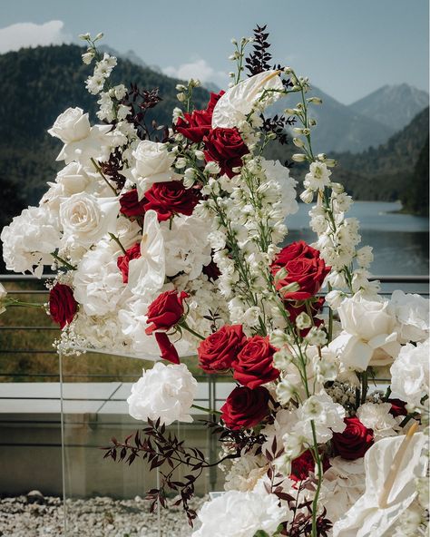 Flower Power🌸 Floristik: @allgaeuerhochzeiteventflorist Foto: @white_session #floristik #flowers #weddingdecoration #rotehochzeit #mountains #weddinginspiration Wedding Flowers Red And White, White And Red Wedding Flowers, Red And White Wedding Theme, White Red Wedding, Brain Map, Red Rose Bridal Bouquet, White And Red Flowers, Racing Party, Wedding Alters