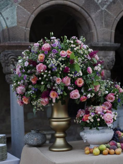 This pedestal flower arrangement is amazing with the huge gold vase. Huge Flower Arrangements, Flower Urn, Large Floral Arrangements, Gold Vase, Flower Vase Arrangements, Memorial Flowers, Flower Arrangements Simple, Floral Arrangements Wedding, Vase Arrangements