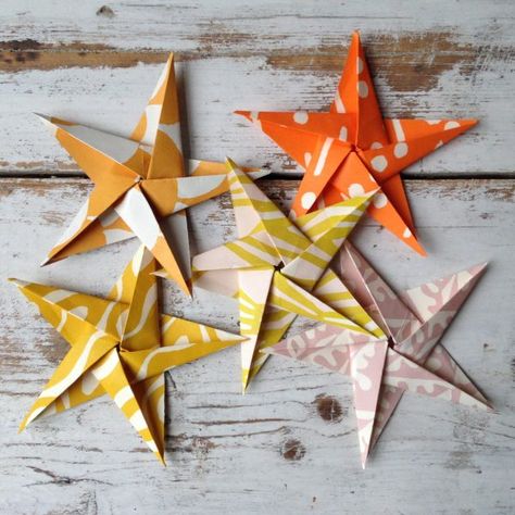 five stars origami Vika Papper Jul, Origami Star Instructions, Origami Christmas Star, Folded Paper Stars, Vika Papper, Origami Star Box, Origami Star, Natural Christmas Decor, Origami For Beginners