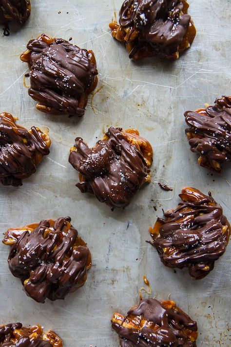 Vegan Turtles, Turtles Recipe, Pecan Turtles, Vegan Pecan, Chocolate Turtles, Desserts Vegan, Caramel Pecan, Allergy Free Recipes, Salted Chocolate