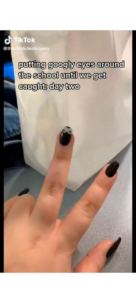 School prank went through my sight. Looks good for a fun nail idea. Pranks Ideas For School, Googly Eyes Prank, School Prank Ideas, Locker Pranks, Senior Pranks High School, Senior Prank Ideas, Best Senior Pranks, High School Pranks, Derpy Animals