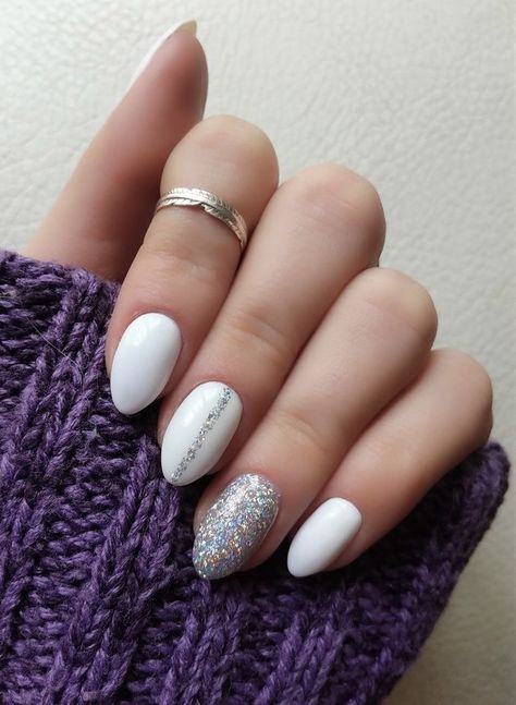 Silver White Acrylic Nails Prom, Short Nail Designs White Silver Glitter, Nice White Nails, White Nails With Silver Accent, Nails Inspiration Silver Glitter, White And Silver Nails Almond Shape, White Dip Powder Nails Short Design, 2023 White Nails, White And Glitter Nails Short