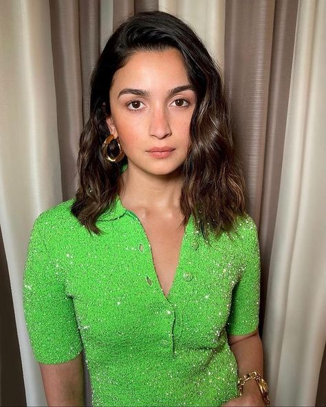 Planet Alia Bhatt (@planetaliabhatt) • Instagram photos and videos Alia Bhatt Short Hair, Patio Gardens, Affan Waheed, Co Ords Outfits, Desi Dress, Alia Bhatt Photoshoot, Casual Makeup, Casual Indian Fashion, Brown Hair Balayage