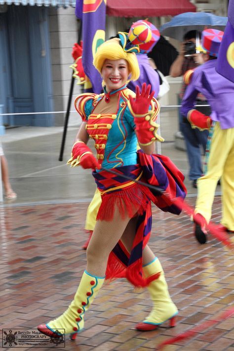 Panto Dame, Clowncore Fashion, Parade Costumes, Disneyland Parade, Disney Parade, Theme Park Outfits, Female Dancers, Circus Costume, Running Costumes