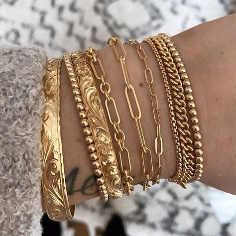 Bracelets Stacking, Lady Accessories, Minimalist Ear Cuff, Gold Bracelets Stacked, Dainty Gold Bracelet, Bracelet Dainty, Gold Bead Bracelets, Gold Bracelets, Classy Jewelry