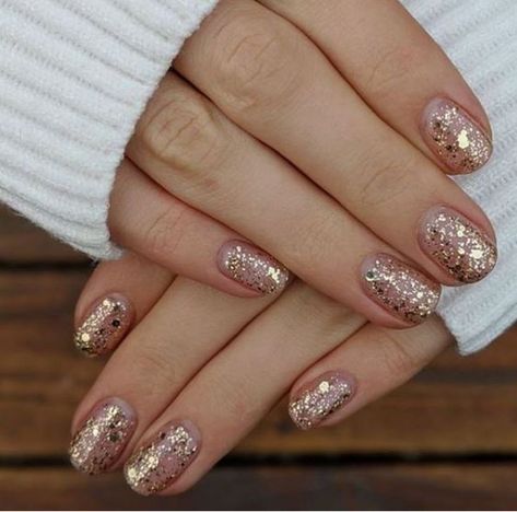 Gold Sparkle Nails, Nail Art With Glitter, Art With Glitter, Karl Lagerfeld Fashion, Magic Nails, Cute Gel Nails, Latest Nail Art, Sparkle Nails, Essie Nail Polish