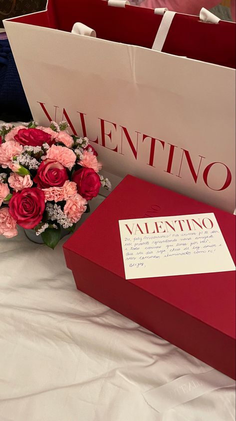 Brand Ambassador Aesthetic, Valentino Gifts, Givenchy Irresistible, Luxury Flower Bouquets, Valentino Fashion, Fancy Gifts, Luxury Aesthetic, Creative Packaging, Wine And Dine