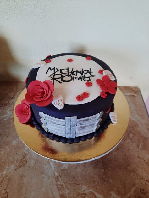 My Chemical Romance Birthday Party, Mcr Birthday Cake, My Chemical Romance Birthday, Emo Cakes Birthdays, My Chemical Romance Cake, Emo Quince, Mcr Cake, Gabby Birthday, 13 Birthday Cake