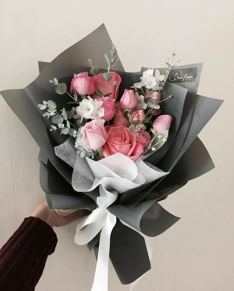 Grey Bouquet, Arreglos Ikebana, Bouquet Wrapping, نباتات منزلية, Gift Bouquet, Bouquet Wrap, Flowers Bouquet Gift, How To Wrap Flowers, Trendy Flowers