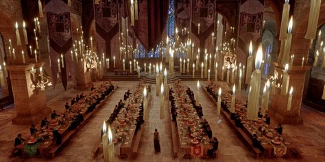 Meals at Hogwarts School of Witchcraft and Wizardry are a grand affair, with a feast of magical delicacies and classic British dishes. Students gather in the Great Hall, where enchanted candles float overhead, and the ceiling mimics the outside weather. House-elves prepare dishes such as roast beef, potatoes, and gravy, treacle tarts, and pumpkin juice. It's a time to bond with classmates and catch up on the latest school news. #harrypotter #hogwarts #hogwartslegacy #magicwands Harry Potter Dining Hall, Hogwarts Dining Hall, Hogwarts Feast, Hogwarts Teachers, Potatoes And Gravy, Hogwarts Great Hall, Teacher Table, Beef Potatoes, House Elves