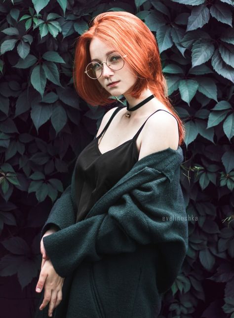 Red Hair And Glasses, Hair And Glasses, Red Photography, 얼굴 드로잉, Oc Inspiration, K Fashion, Nice Pictures, Foto Art, Woman Drawing