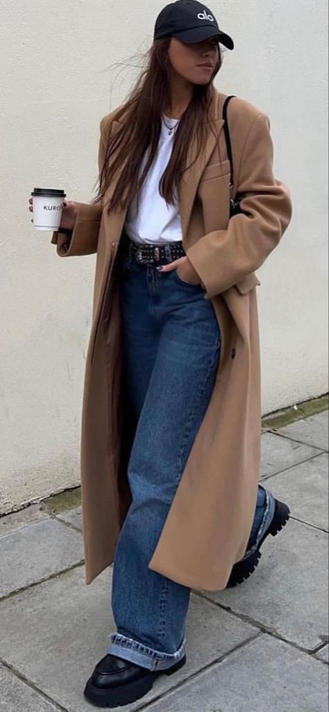 Camel Coat Outfit 2023, Celebrity Street Style 2023, Celebrity Street Style Winter, Camel Coat Outfit Winter Style, Straight Cut Jeans Outfit, Long Coat Street Style, Alicia Taylor, Street Style 2023, Camel Coat Outfit