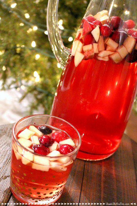 Holiday Party Food Display, Moscato Sangria Recipes, Moscato Drinks, Holiday Sangria Recipes, Holiday Drinks Alcohol Christmas, Fun Holiday Drinks, Christmas Sangria Recipes, Moscato Sangria, Christmas Party Menu