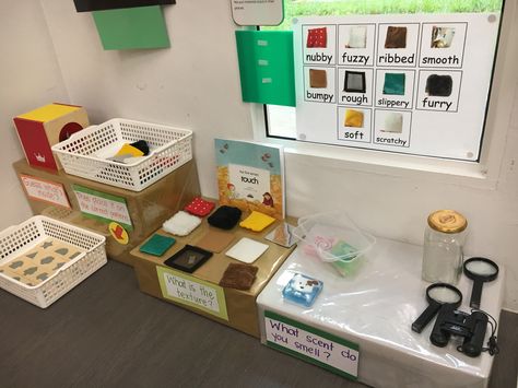 Discovery of the world corner. Sense of touch and smell. Discovery Corner Preschool, Numeracy Corner Preschool, Kindergarten Stations, Learning Corner, Lesson Activities, Continuous Provision, Reggio Classroom, Sense Of Sight, Activities Ideas