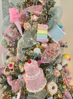 Candy Ornaments Christmas Tree, Birthday Tree Decorations, Candy Land Theme Christmas Tree, Candyland Theme Christmas Tree, Pink Candy Christmas Tree, Sweets Christmas Tree Theme, Pink Christmas Tree Decorations Ideas, Pastel Candy Christmas Tree, Diy Candy Ornaments Christmas