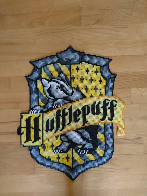 Hufflepuff Emblem, Harry Potter Perler Beads, Harry Potter Keychain, Harry Potter Logo, Modele Pixel Art, Gryffindor House, Perler Creations, Pearl Beads Pattern, Rainy Day Crafts