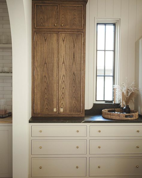 Project Tip: Mix and match hardware styles like appliance pulls, bin pulls, and cabinet knobs to create a beautiful and dimensional kitchen. Design and photo by @lazzarettodesign, build by @lazzarettoconstruction Mixing Cabinet Hardware, Appliance Hardware, Hardware Pulls, Shaker Cabinets, Appliance Pull, Stone Countertops, Cabinet Knobs, Cabinet Hardware, Tile Backsplash