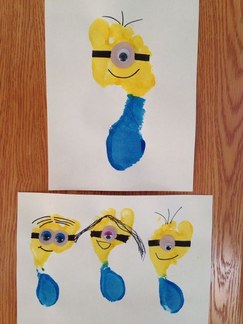 Minion foot print Minion Footprint Craft, Disney Art Projects For Kids, Despicable Me Crafts, Print Crafts, Craft Preschool, Movie Crafts, Footprint Craft, Baby Art Projects, Footprint Crafts