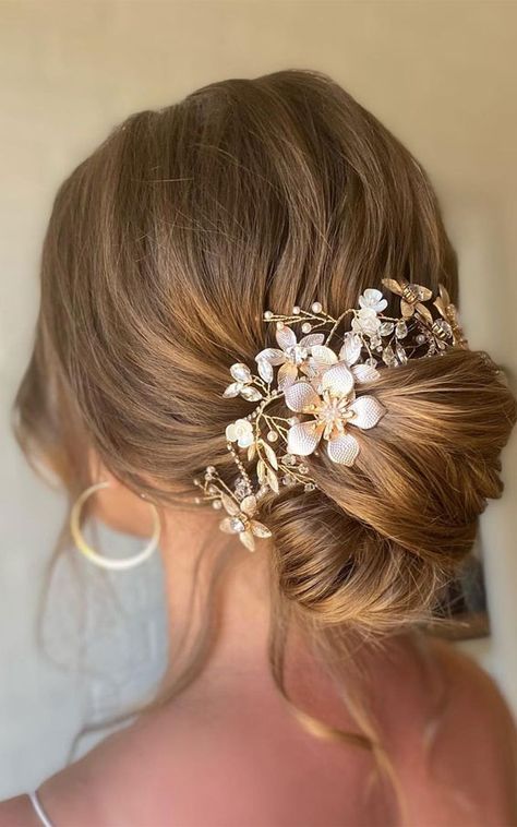 Bun With Gold Accessories, Banquette Dresses, Low Bun With Flowers, Hairstyles Low Bun, Hair Accessories Updo, Wedding Reel, Romantic Wedding Hairstyles, Floral Updo, Prom Things