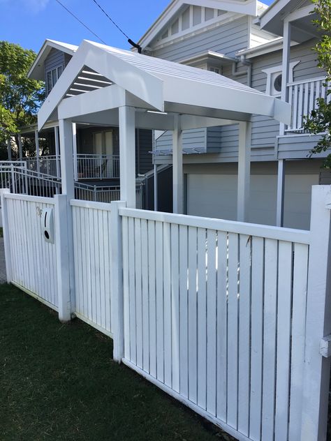 Coastal Fence, Contemporary Facade, Walkway Landscaping, Coastal Hamptons, Yard Fence, Front Fence, Beach House Exterior, Front Gate, Front Yard Fence