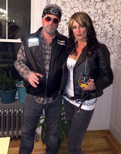 Gemma & Clay SAMCRO Biker Couple Halloween Costume, Sons Of Anarchy Costume Couple, Halloween Costumes Triplets, Biker Gang Halloween Costumes, Halloween Costumes Pretty, Biker Halloween Costume, Biker Costume, Tv Show Halloween Costumes, Halloween Costumes Plus Size