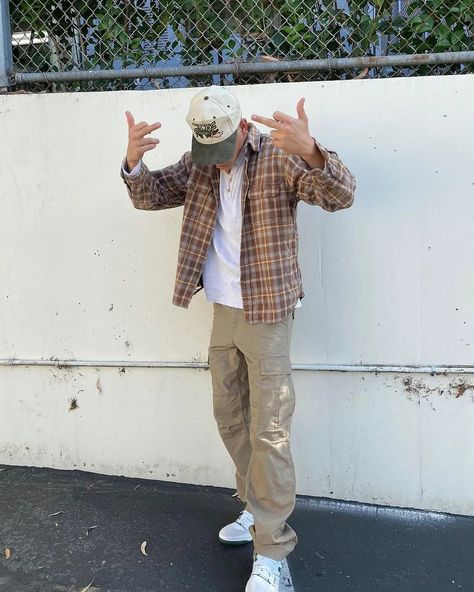 Men Brown Flannel Outfit, Earthtone Outfits Men Streetwear, Tan Cargo Pants Outfit Men, Brown Flannel Outfit Men, Earthtone Outfits Men, Earthtone Outfits, Brown Flannel Outfit, Man Ootd, Twins Aesthetic