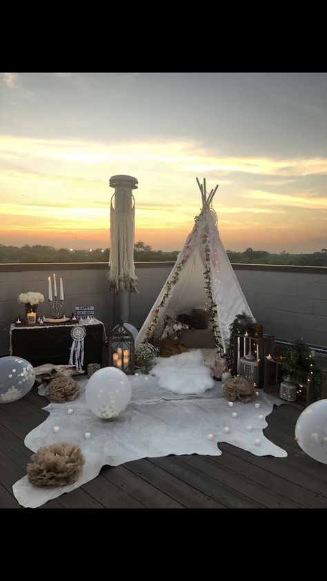 #teepee #rooftop #rooftopdate #datenight #rooftopdecor Romantic Rooftop Date, Rooftop Date Night Romantic, Rooftop Birthday Party Ideas, Rooftop Picnic, Rooftop Date, Rooftop Decor, Romantic Dinner Decoration, Surprise Birthday Decorations, Night Decor