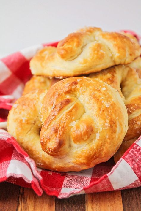 The Baker Upstairs Pretzel Recipe, Homemade Pretzels, Homemade Soft Pretzels, Delicious Appetizer Recipes, Amazing Appetizers, Buttermilk Biscuits, Soft Pretzels, Cooking Classy, Sweet Breads