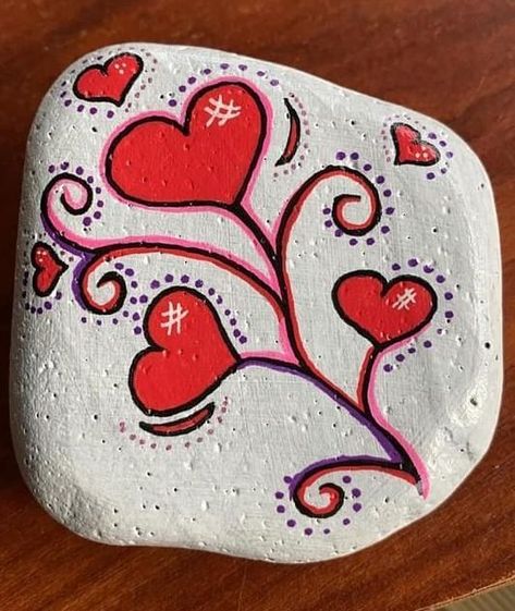 Rock Valentines, Garden Rock Art, Diy Rock Art, Mandala Rock Art, Rock Painting Ideas, Stone Art Painting, Painted Rocks Kids, Rock And Pebbles, Painted Rocks Craft