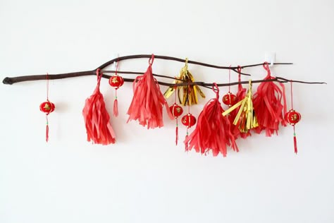 DIY Chinese New Year decoration using a branch (from http://apairandasparediy.com) Luna New Year, Cny Decoration, Chinese New Year Decor, Segi Lima, Chinese New Year Crafts For Kids, Chinese Party, Chinese New Year Decoration, Chinese New Years, Tet Holiday